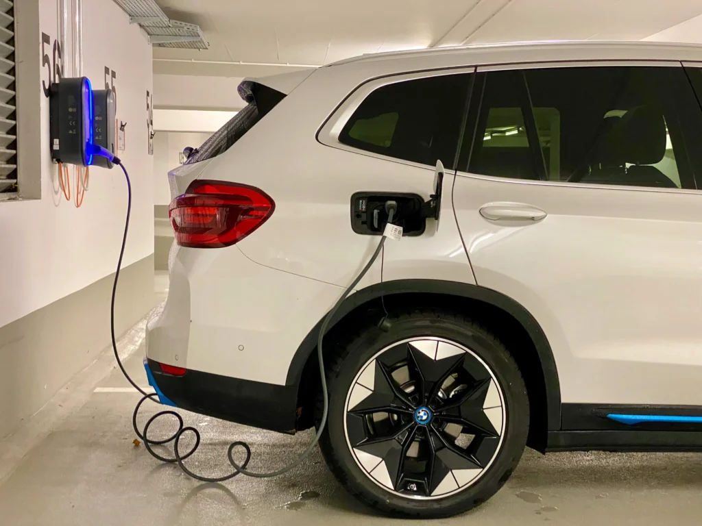 voiture électrique en cours de rechargement